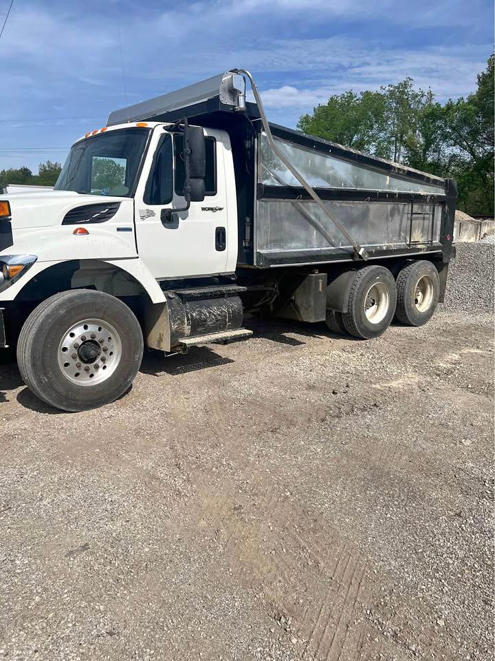 2009 International Dump Truck - image 3