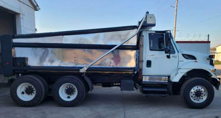 2009 International Dump Truck - image 4