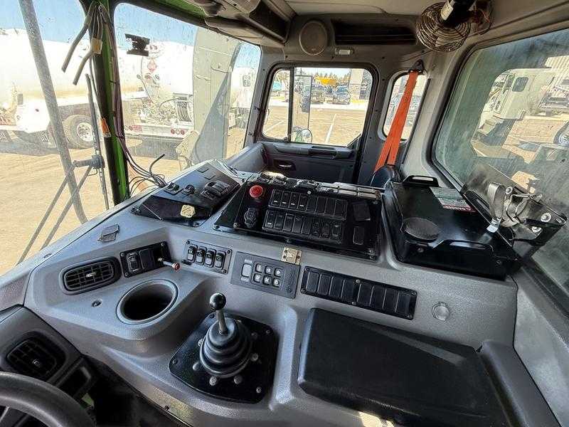 2020 Peterbilt Heil Front Loader — photo 6