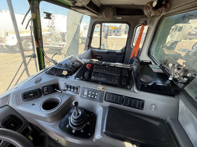 2020 Peterbilt Heil Front Loader - image 6
