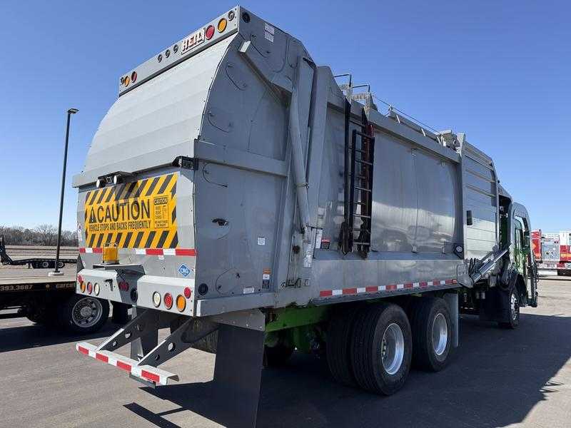 2020 Peterbilt Heil Front Loader — photo 2