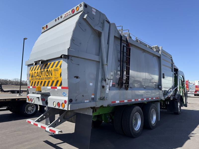 2020 Peterbilt Heil Front Loader - image 2