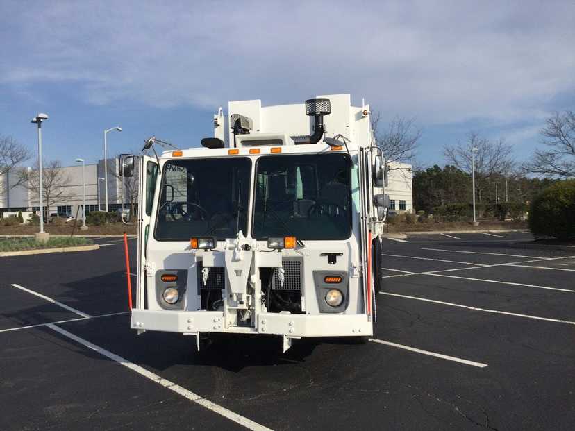 2015 Mack Heil Rear Loader — photo 2
