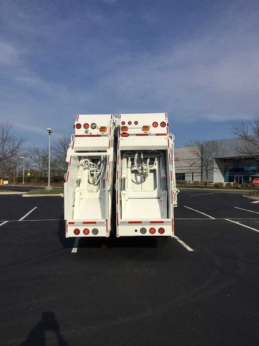 2015 Mack Heil Rear Loader — photo 3