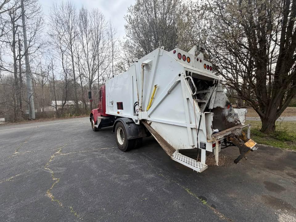 2017 Kenworth Rear Loader - image 4