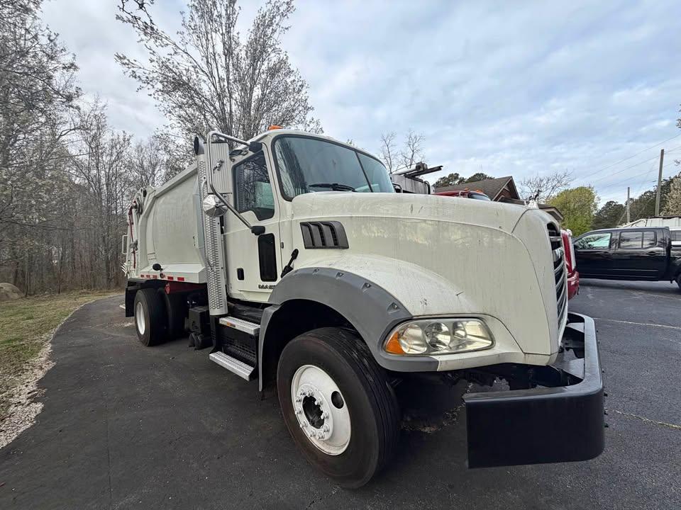 2018 Mack McNeilus Rear Loader - image 1