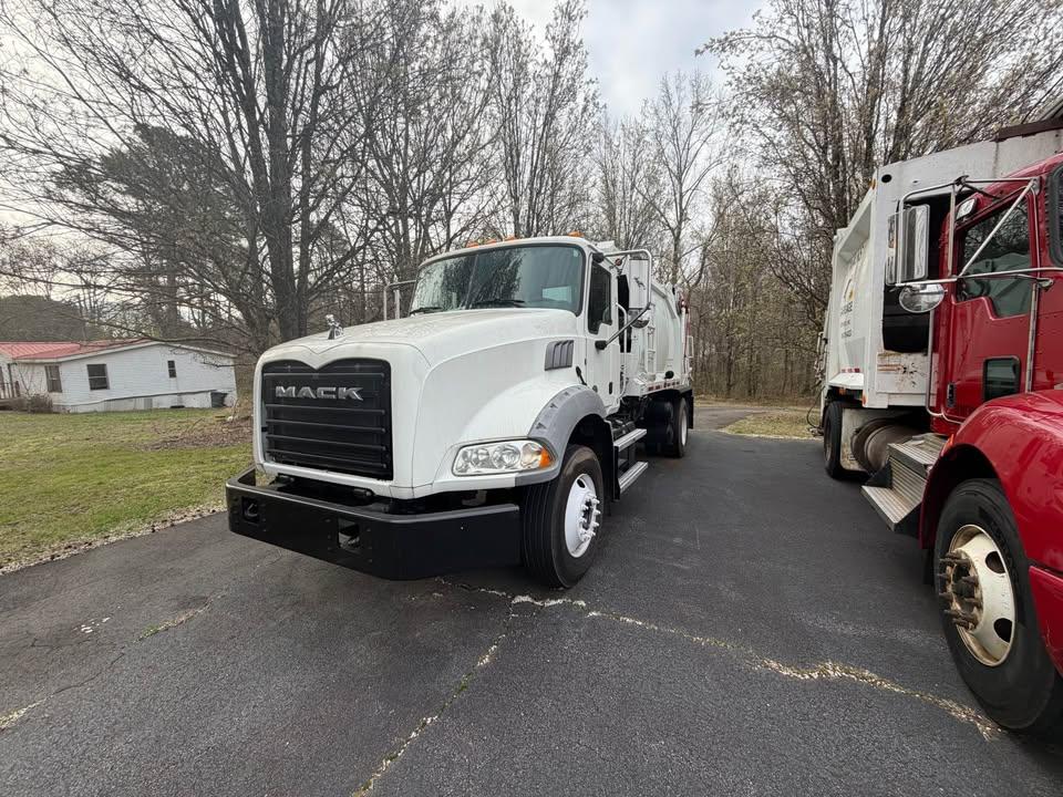 2018 Mack McNeilus Rear Loader - image 2