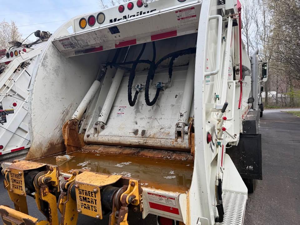 2018 Mack McNeilus Rear Loader - image 6