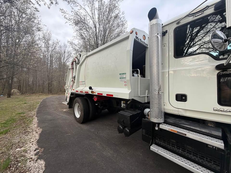 2018 Mack McNeilus Rear Loader - image 3