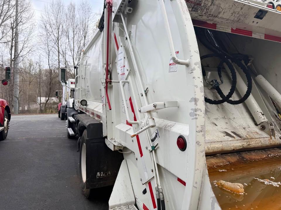 2018 Mack McNeilus Rear Loader - image 5