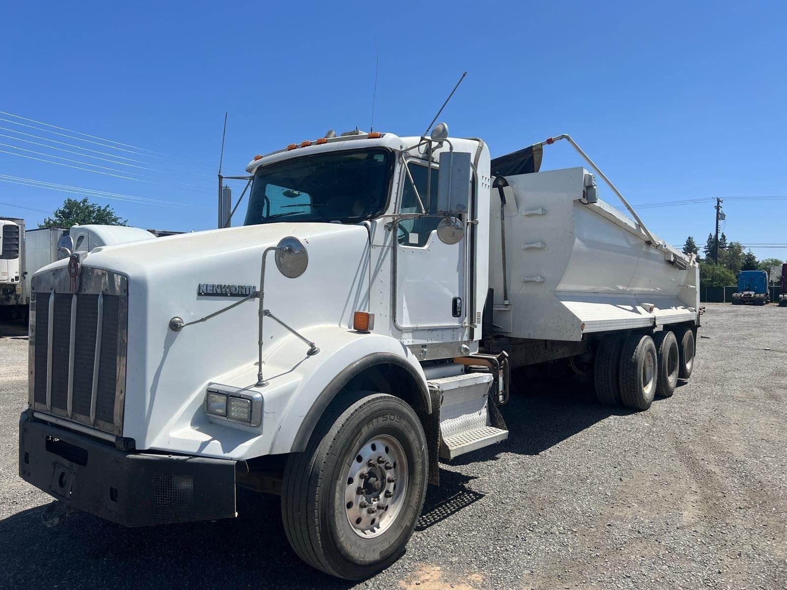 2012 Kenworth T800 Dump Truck - image 8