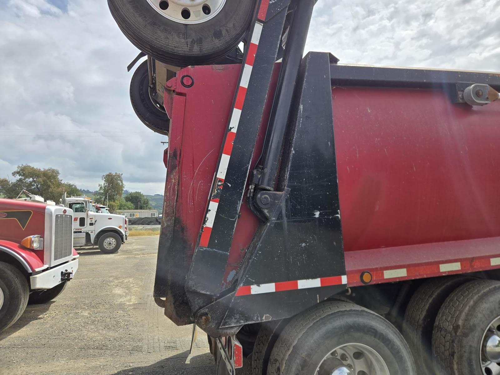 2014 Peterbilt 365 Dump Truck - image 22