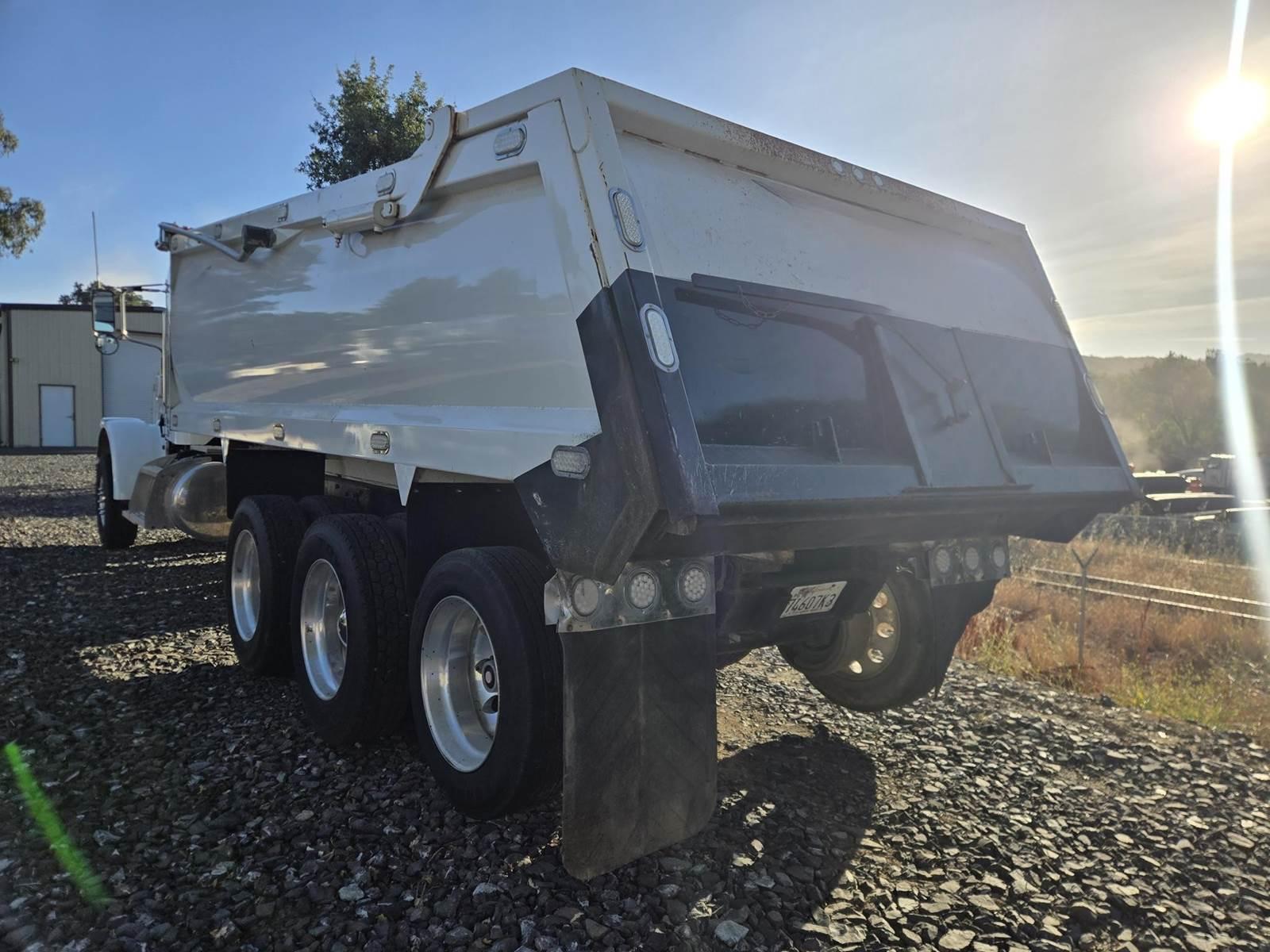 2018 Peterbilt 367 Dump Truck - image 4