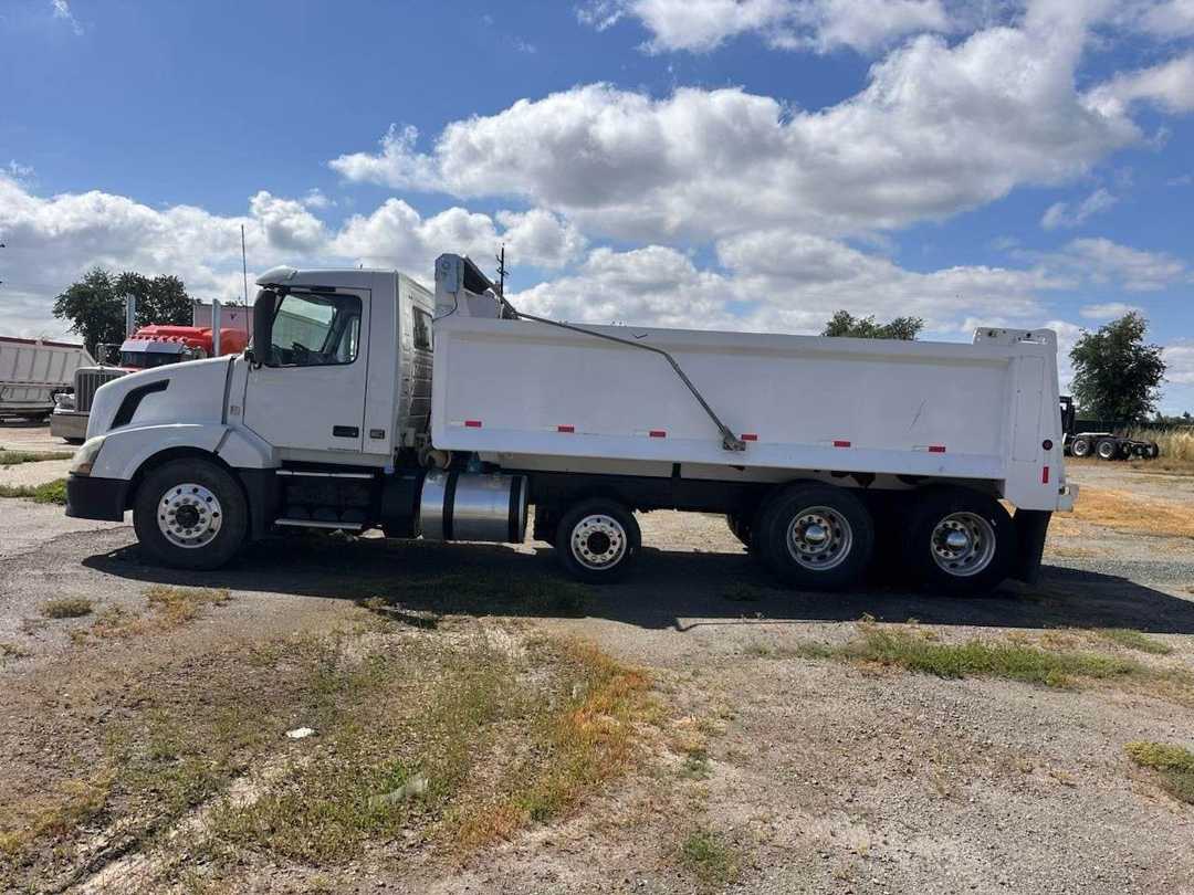 2014 Volvo VNL42300 Dump Truck