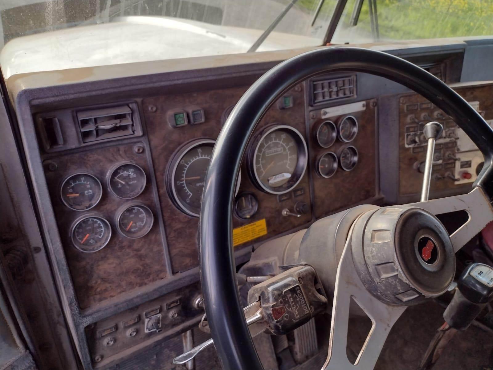 1995 Kenworth T800 Dump Truck - image 57