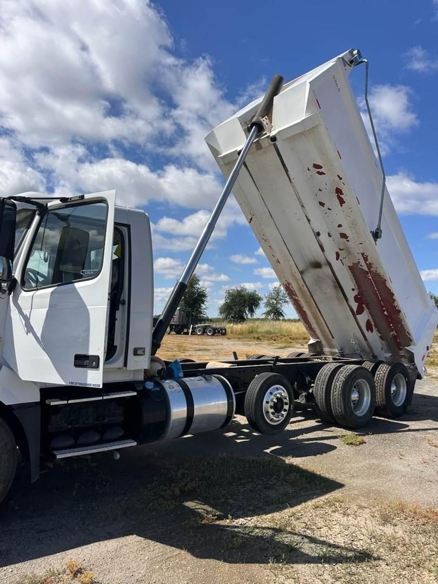 2014 Volvo VNL42300 Dump Truck - image 9