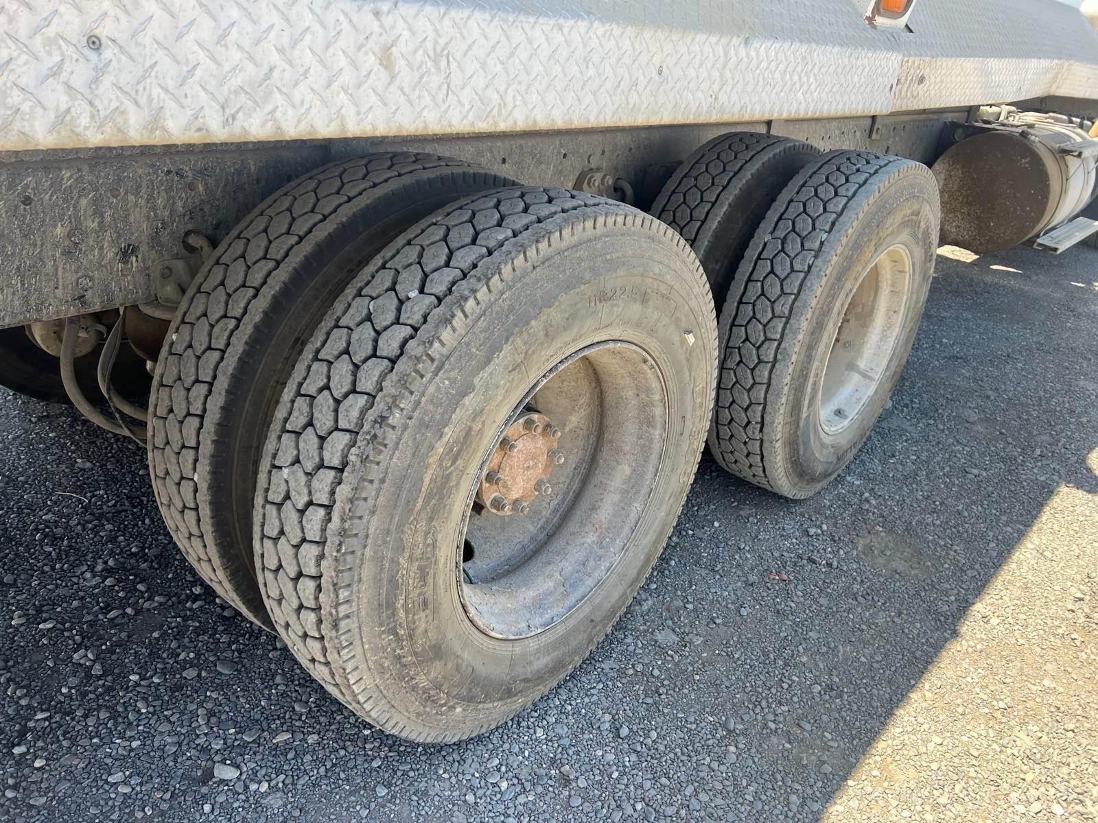 2012 Kenworth T800 Dump Truck - image 10