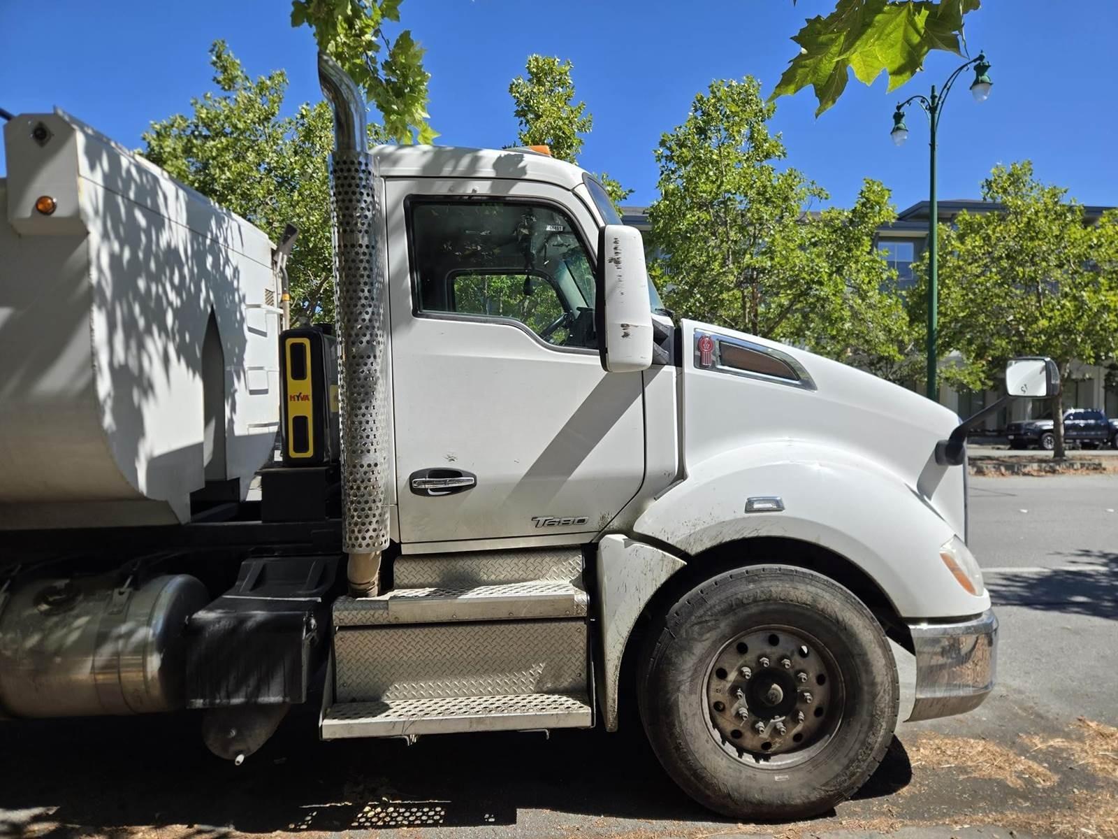 2018 Kenworth T680 Dump Truck - image 2