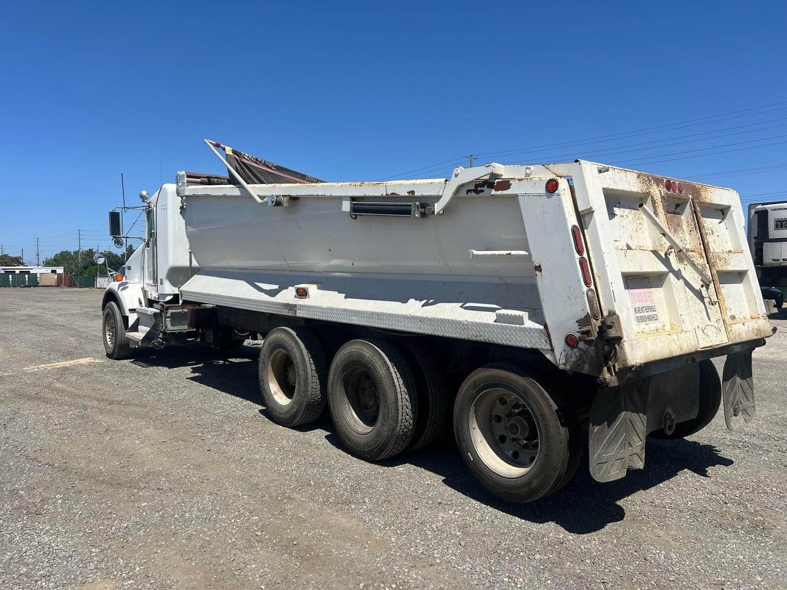 2012 Kenworth T800 Dump Truck - image 2