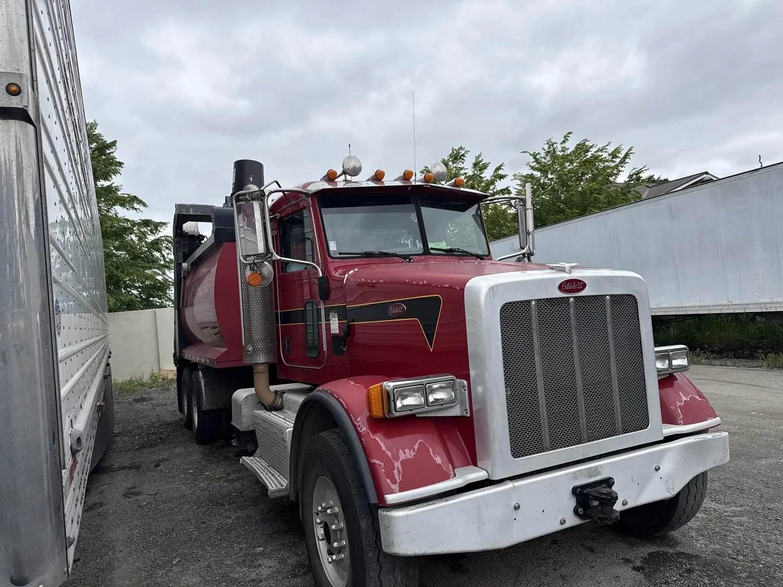 2013 Peterbilt 365 Dump Truck - image 3