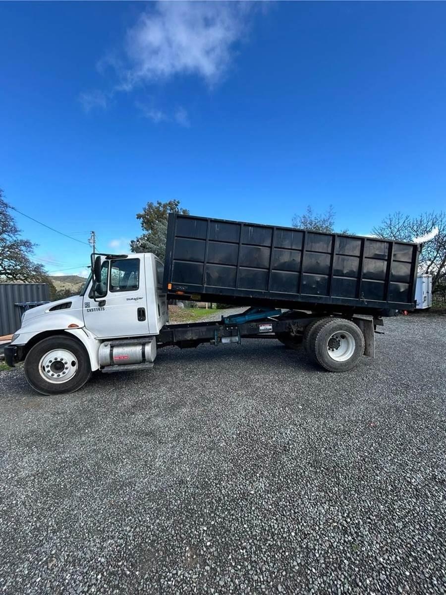 2010 International DuraStar 4300 Dump Truck - image 2