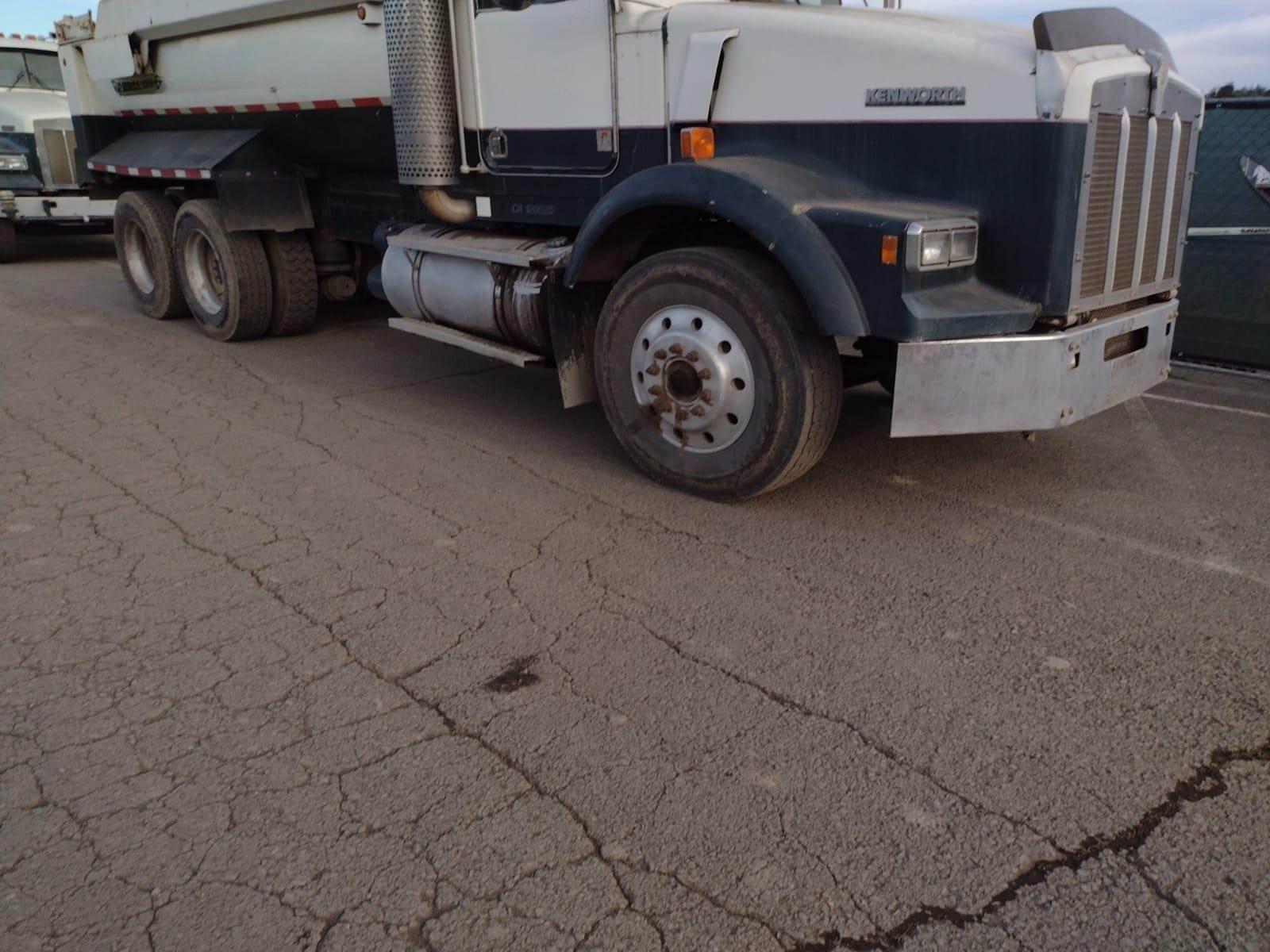 1995 Kenworth T800 Dump Truck - image 8