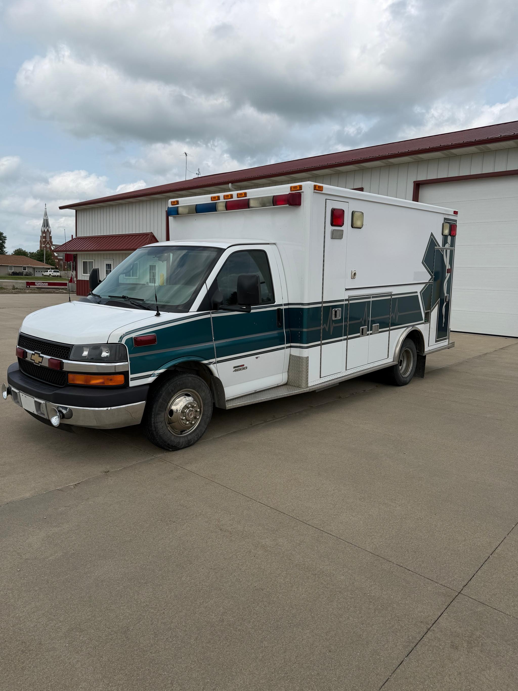 2010 Chevrolet 4500 Type III Ambulance - image 2