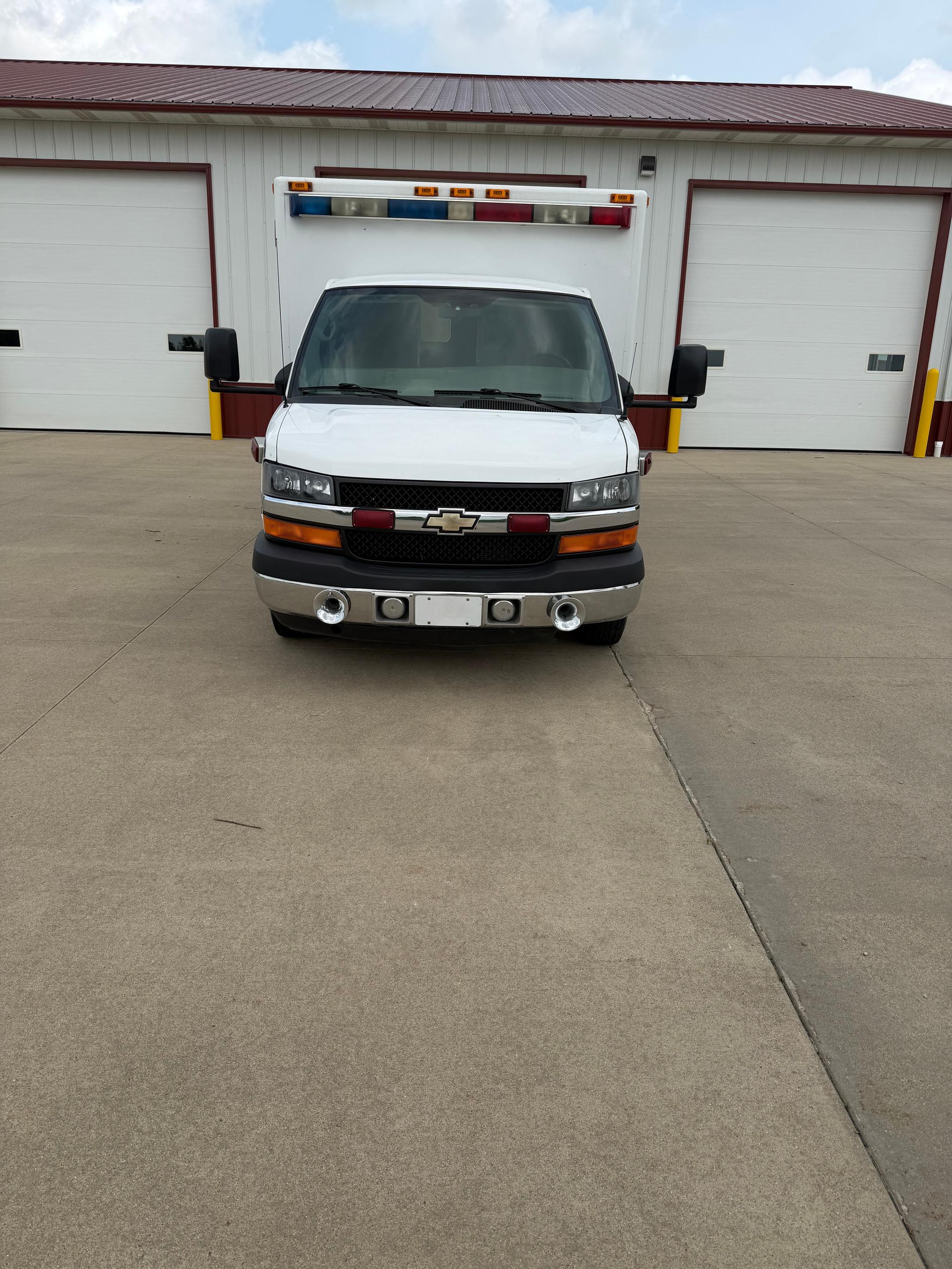 2010 Chevrolet 4500 Type III Ambulance - image 3