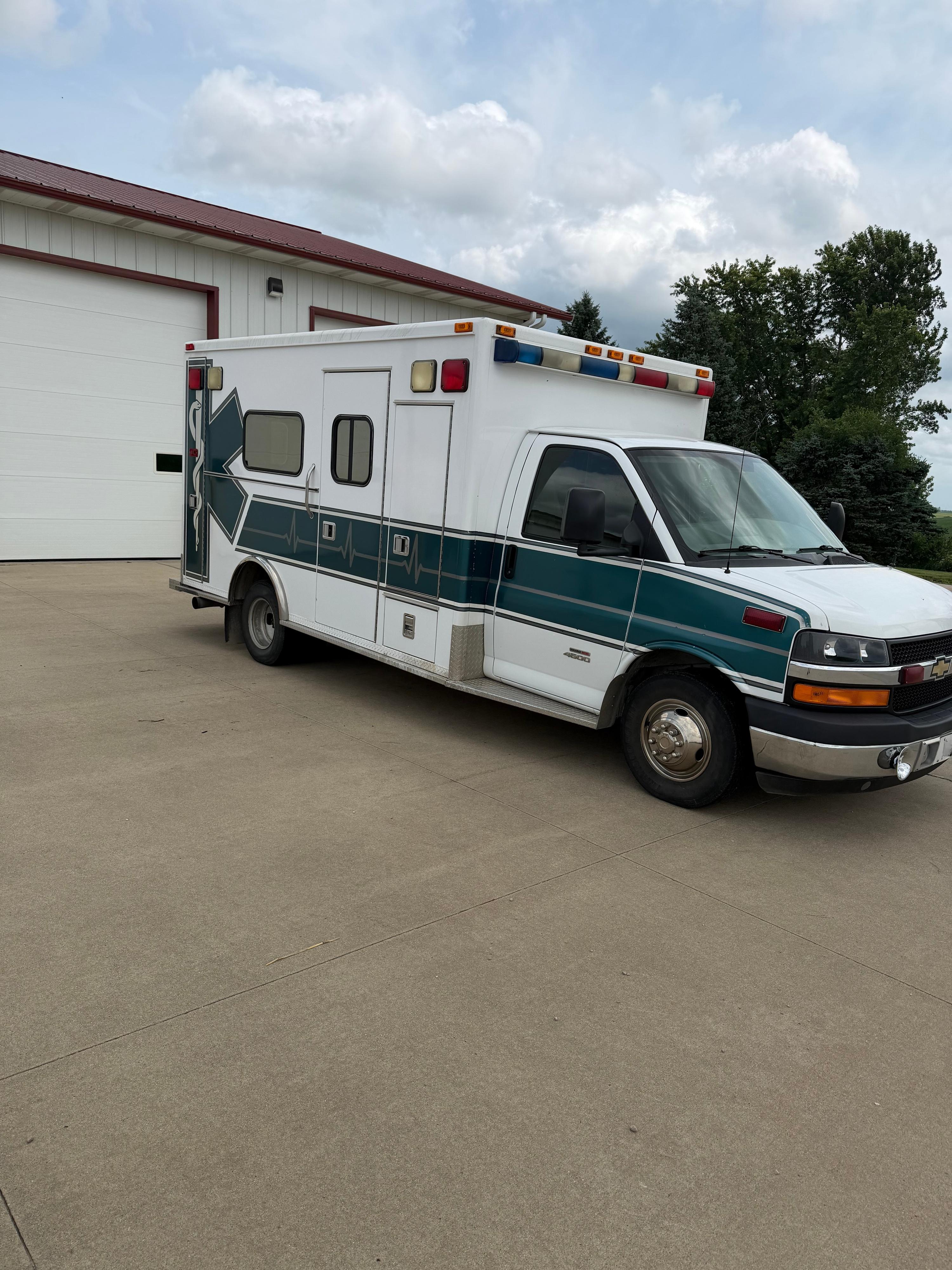 2010 Chevrolet 4500 Type III Ambulance - image 1