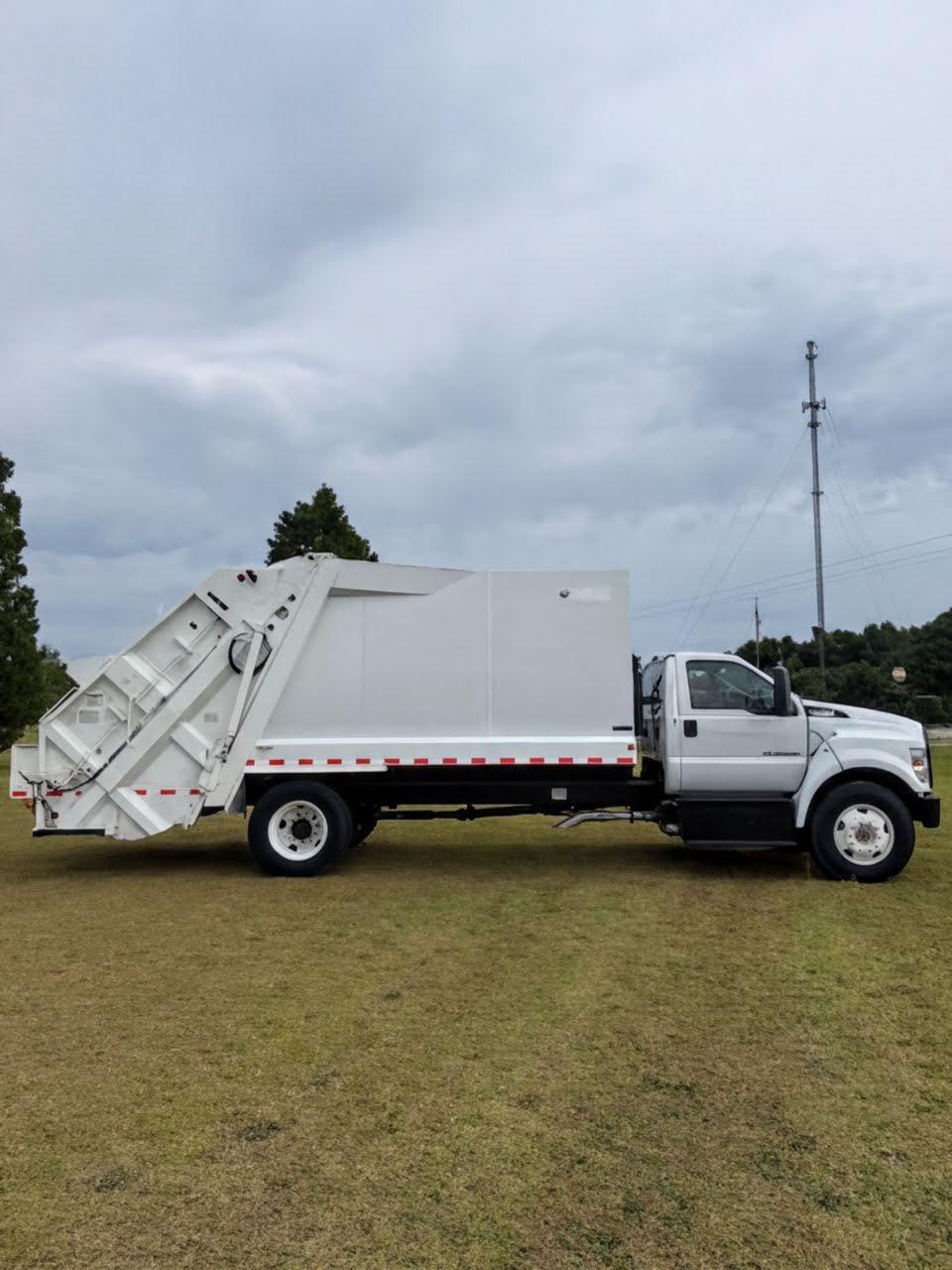 2017 Ford Pac-Mac Rear Loader - image 2