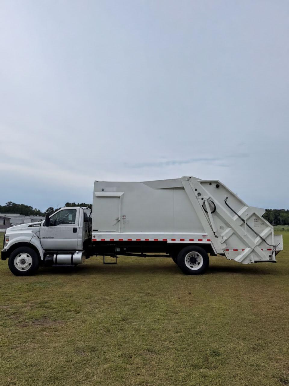 2017 Ford Pac-Mac Rear Loader - image 4
