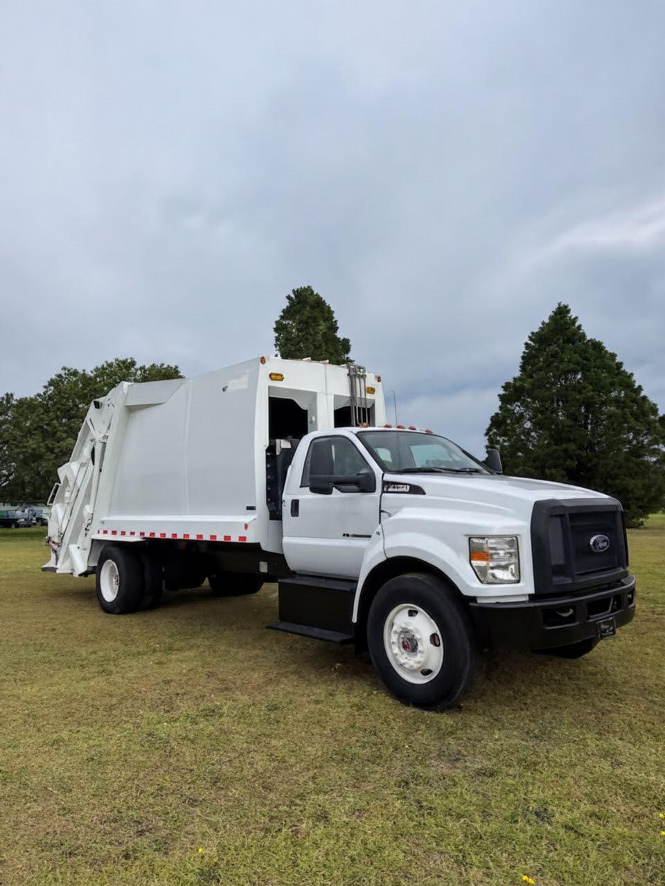 2017 Ford Pac-Mac Rear Loader - image 3