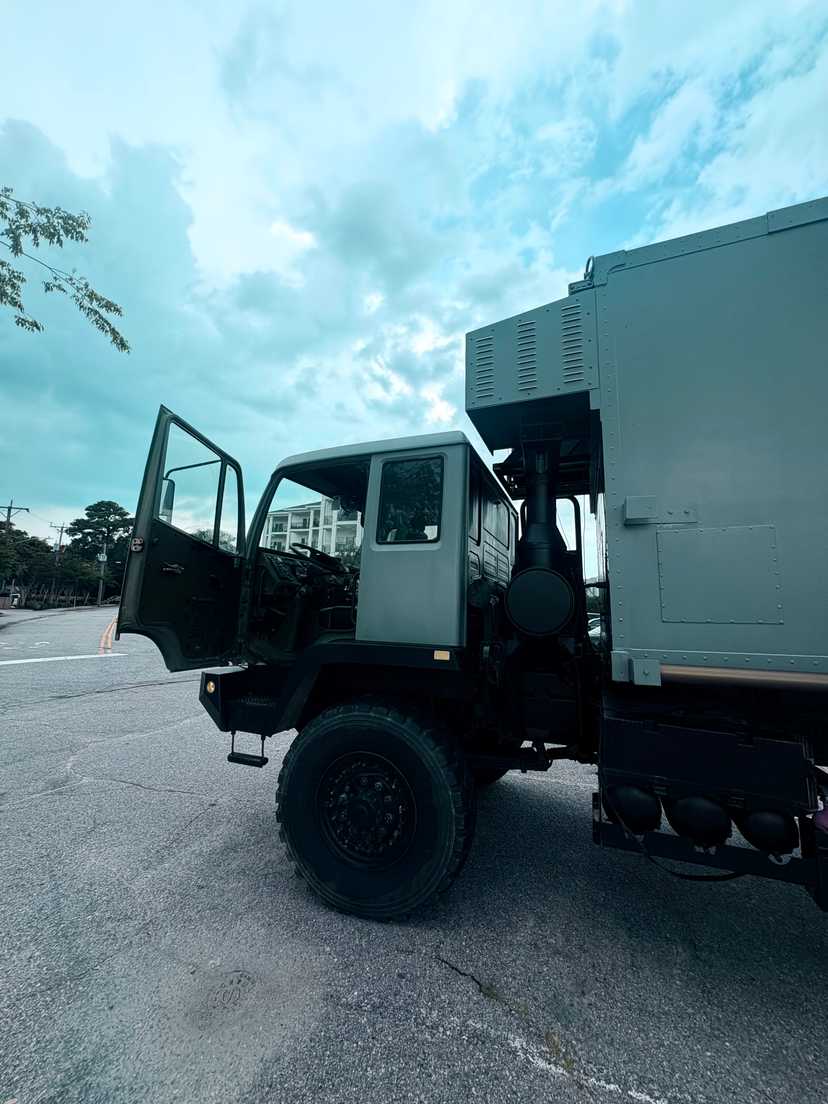 1995 Stewart & Stevenson M1079 4x4 Mobile Workshop with M1082 Military Cargo Trailer — photo 4