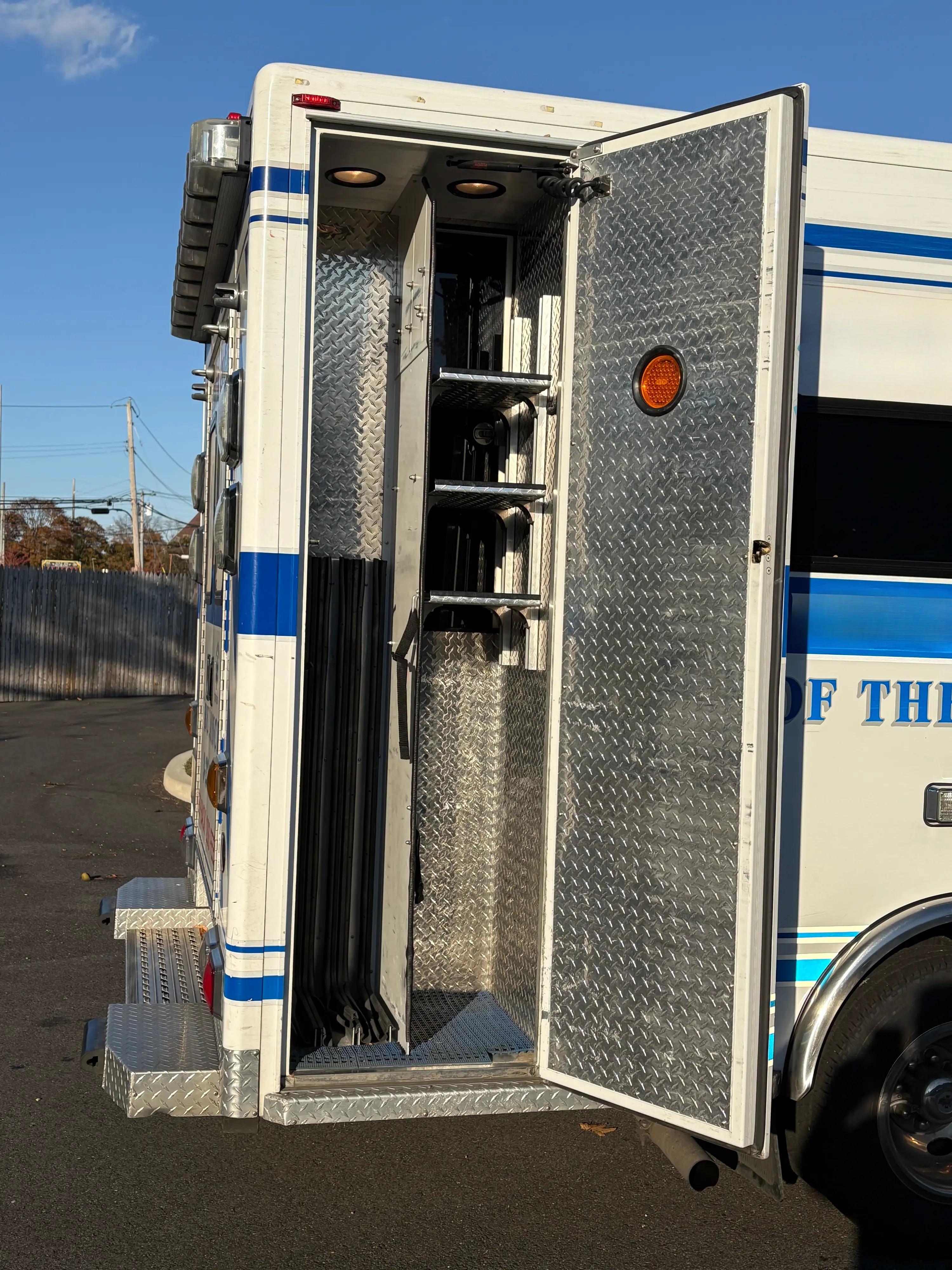 2016 PL-Custom Ford Type III Ambulance - image 7