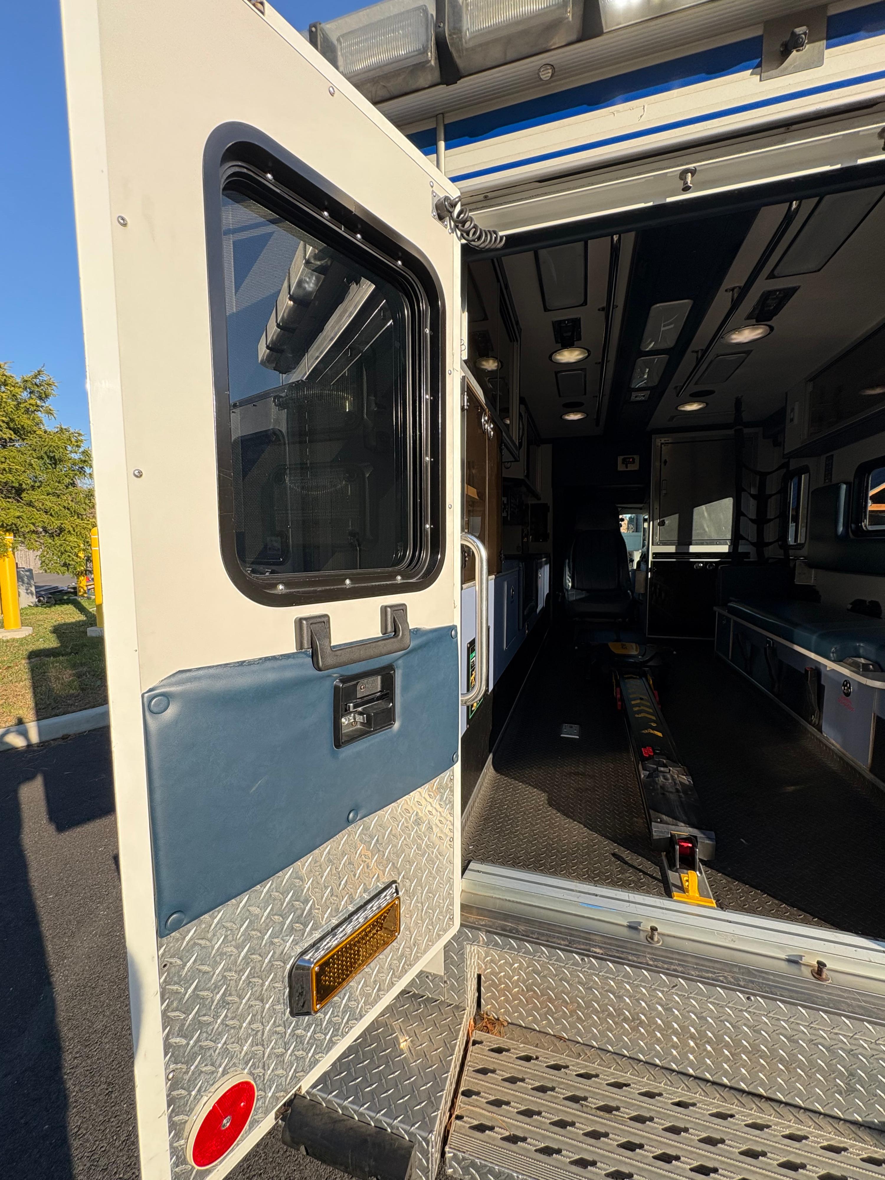 2016 PL-Custom Ford Type III Ambulance - image 10