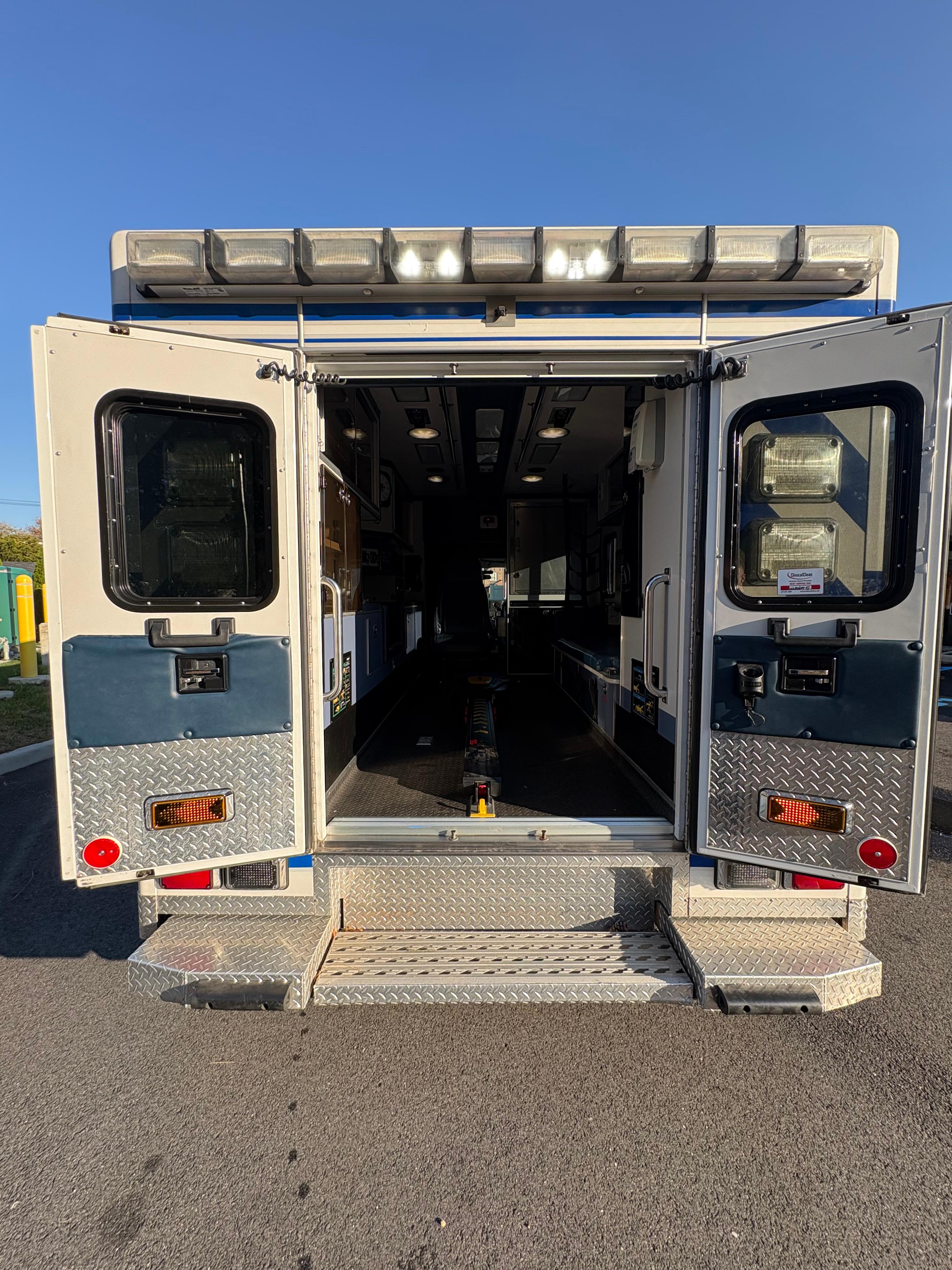 2016 PL-Custom Ford Type III Ambulance - image 5