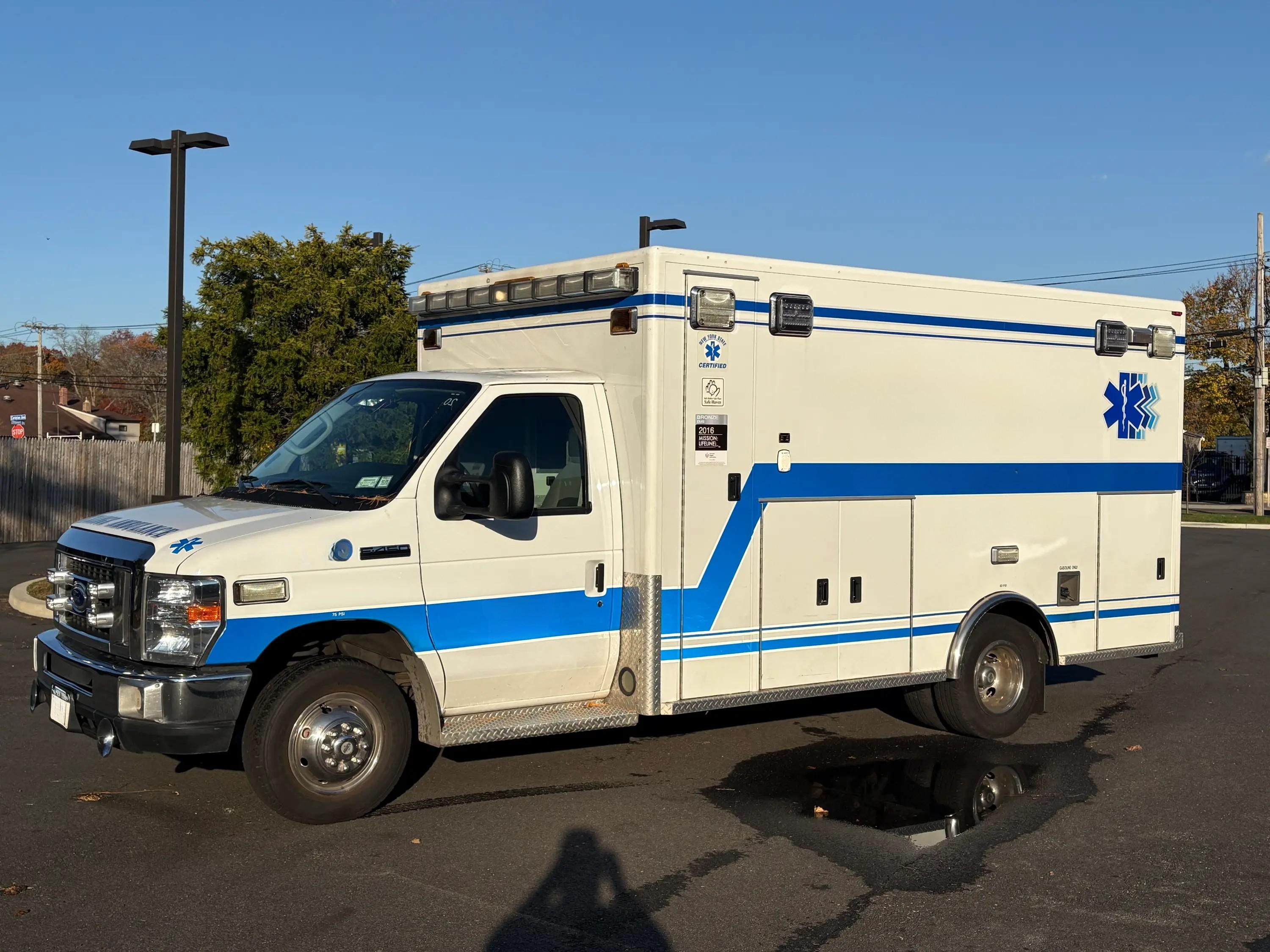 2016 PL-Custom Ford Type III Ambulance - image 1