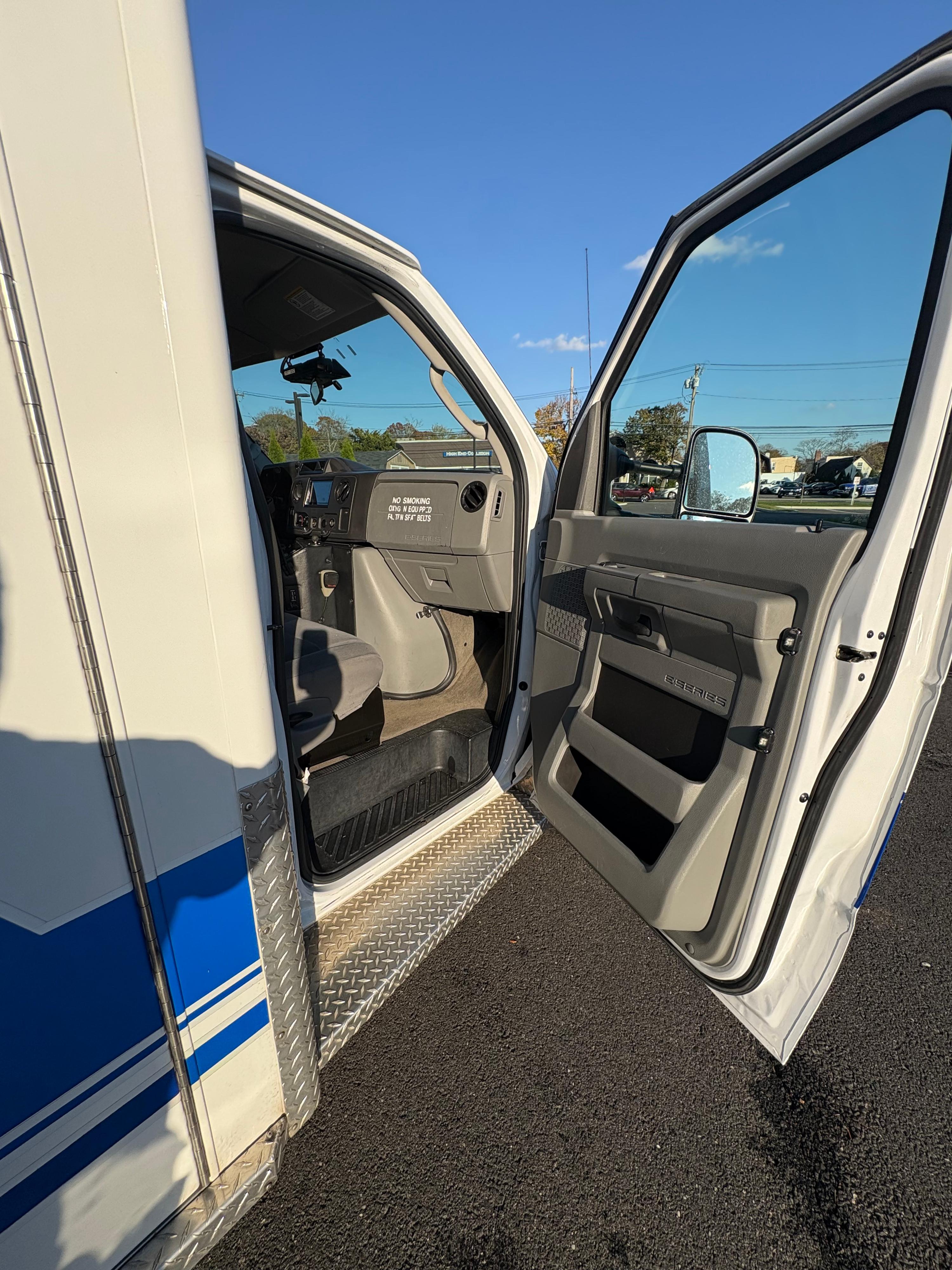 2016 PL-Custom Ford Type III Ambulance - image 8