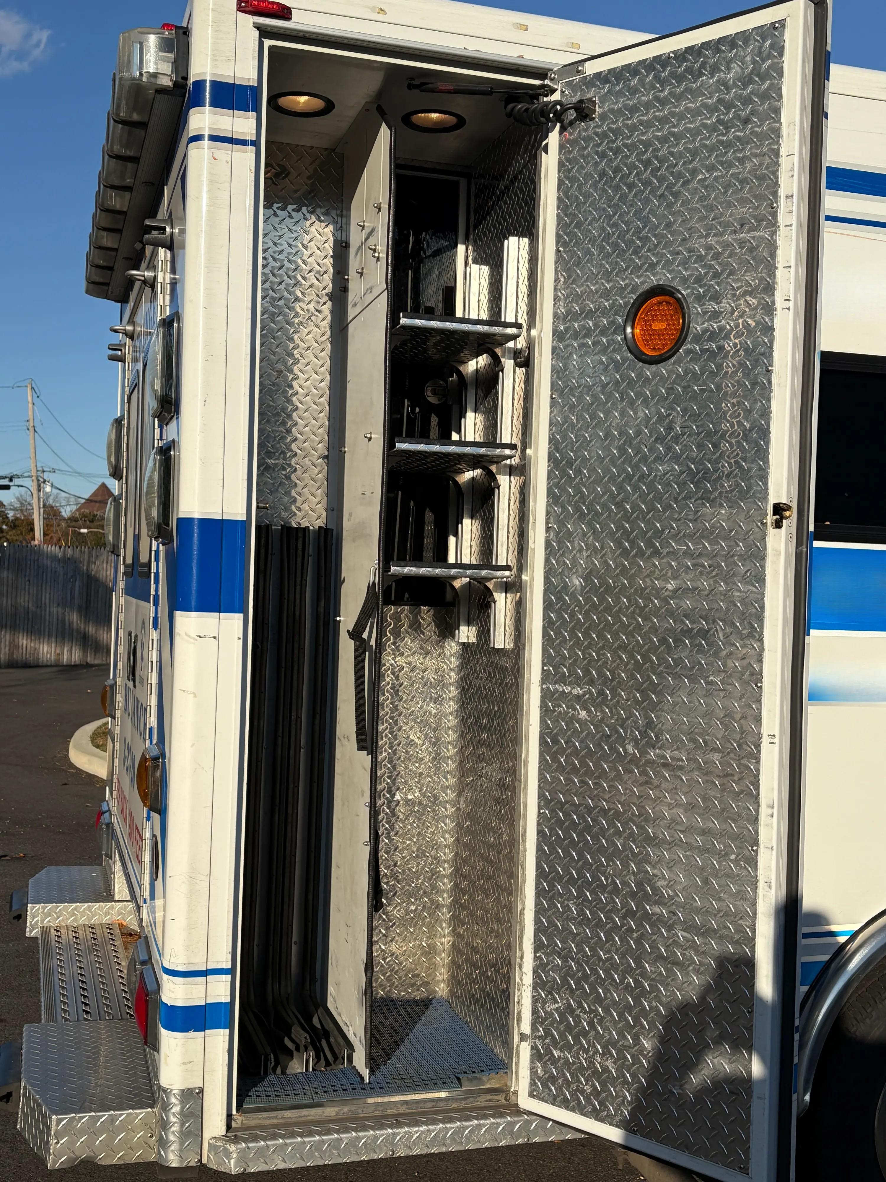 2016 PL-Custom Ford Type III Ambulance - image 18