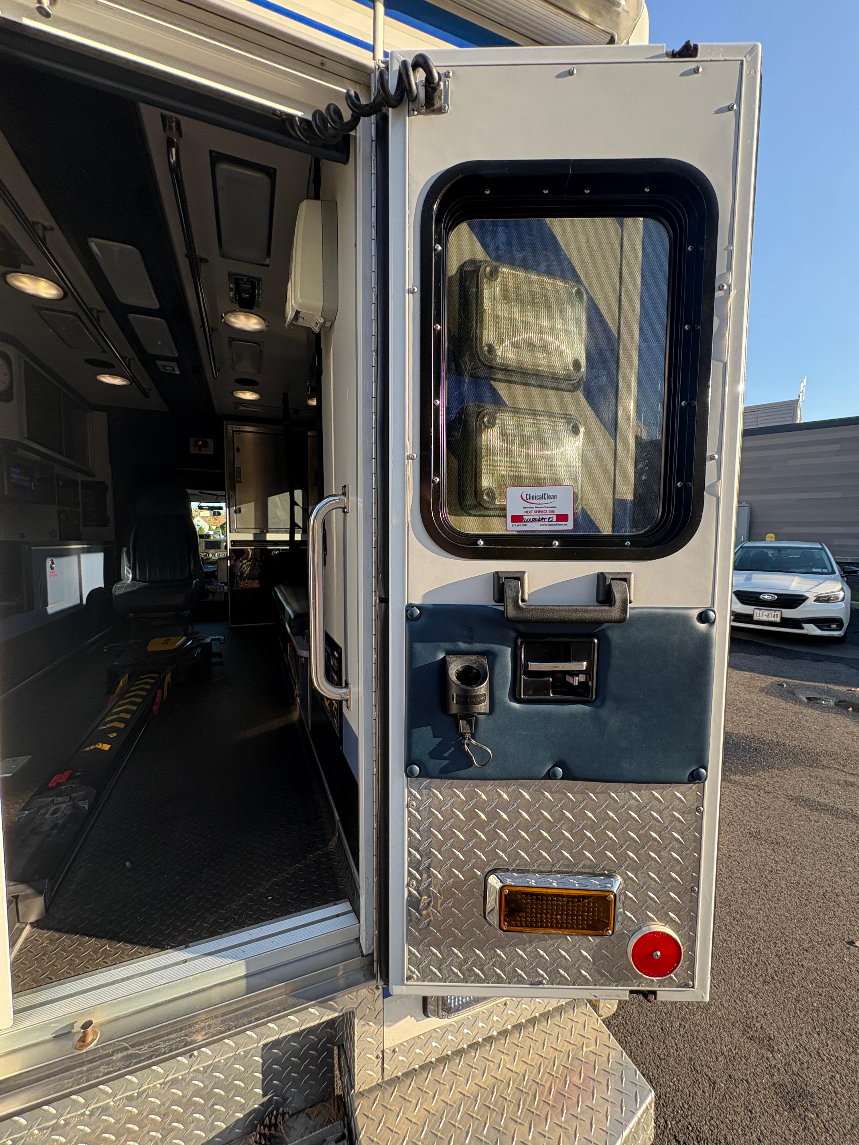 2016 PL-Custom Ford Type III Ambulance - image 12