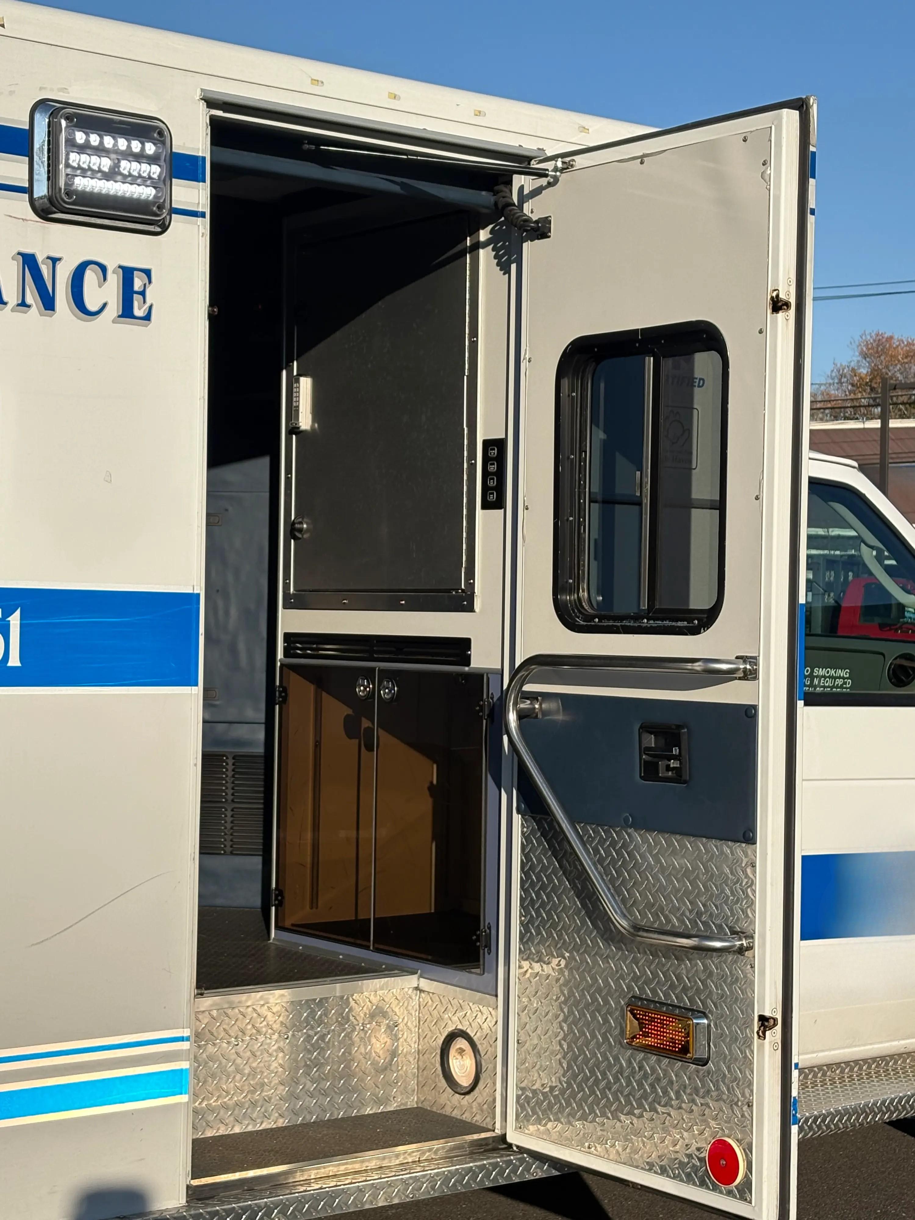 2016 PL-Custom Ford Type III Ambulance - image 19