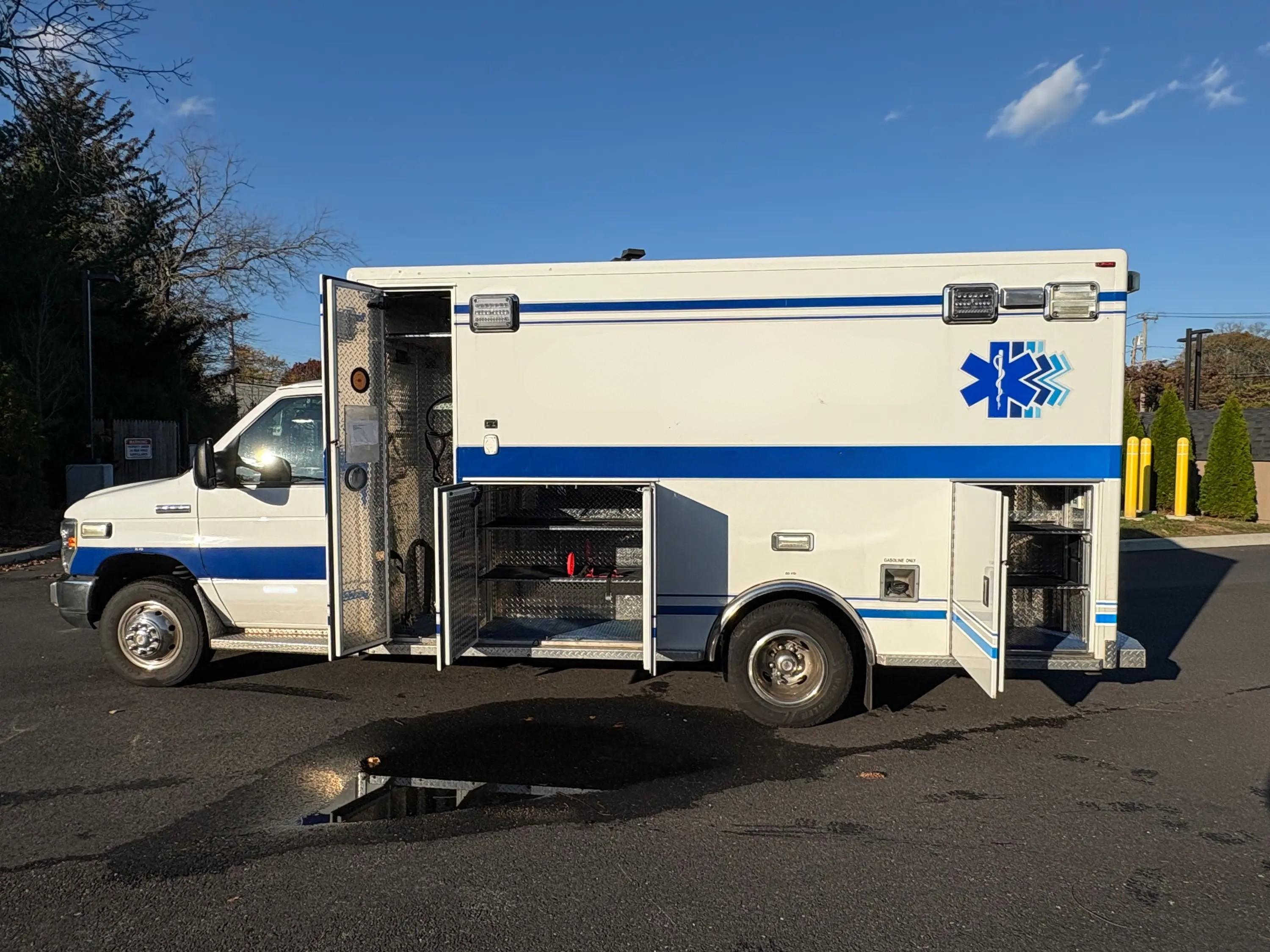 2016 PL-Custom Ford Type III Ambulance - image 6