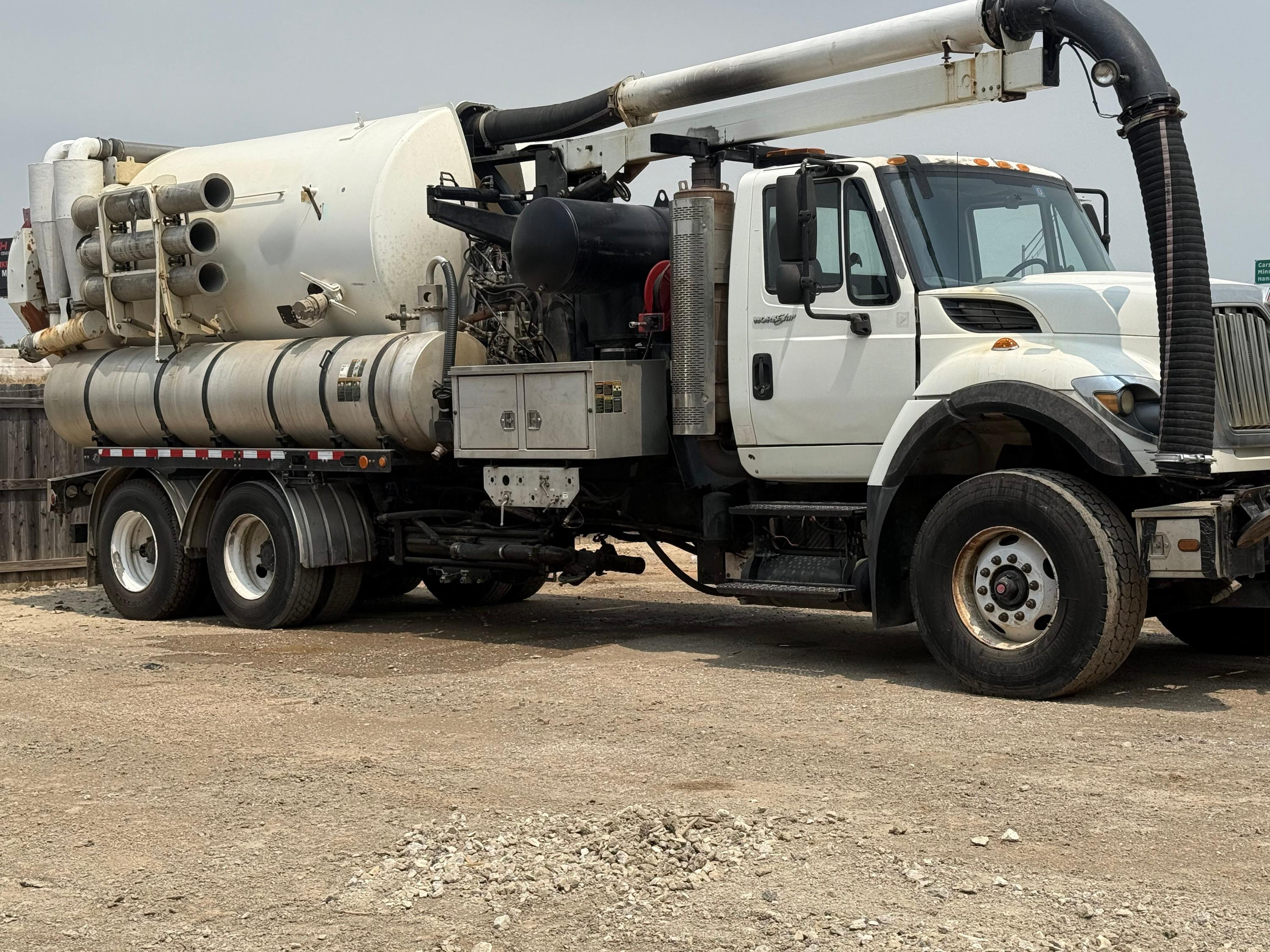 2011 International Vactor Hydrovac - image 1