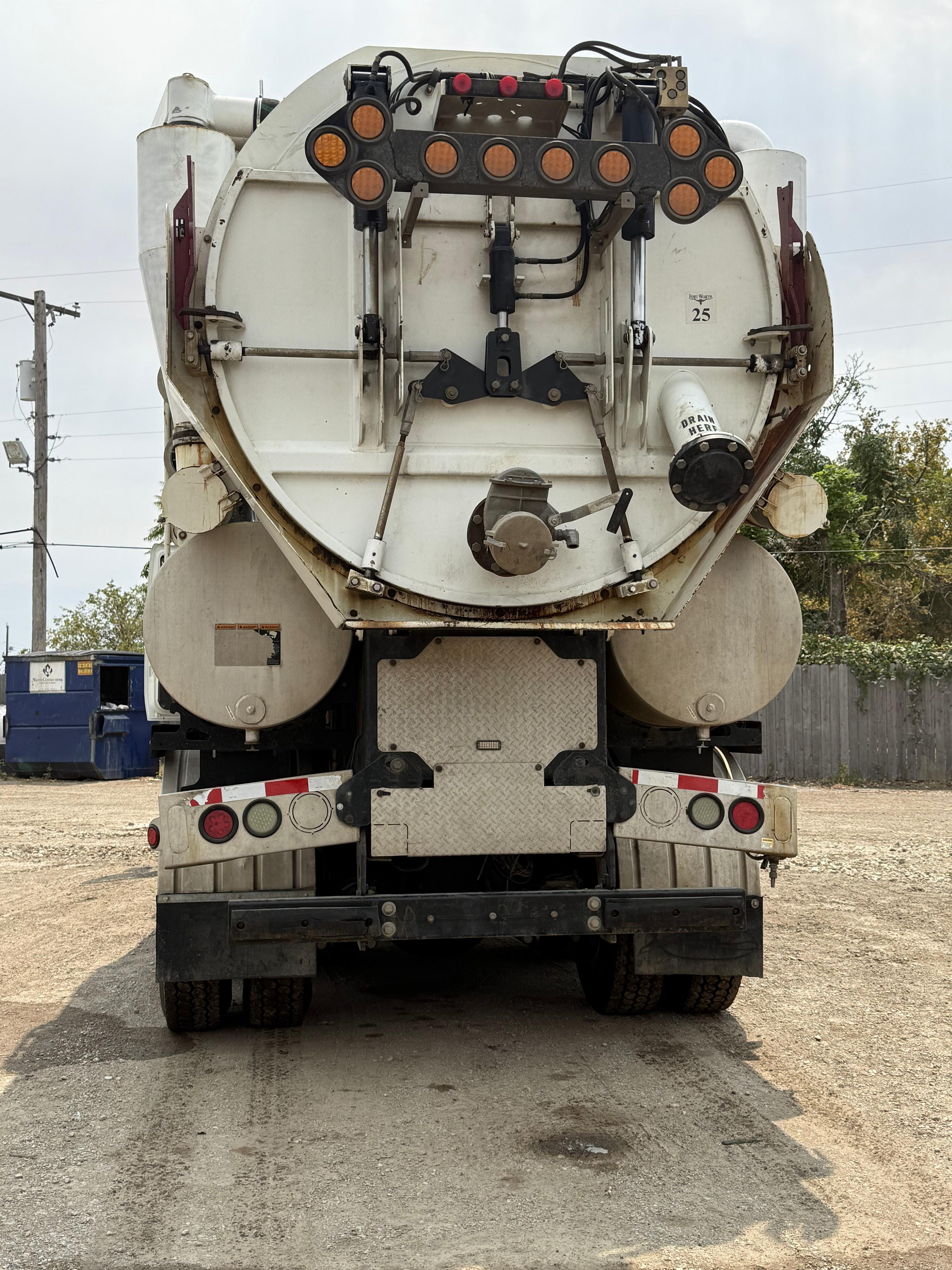 2011 International Vactor Hydrovac - image 3