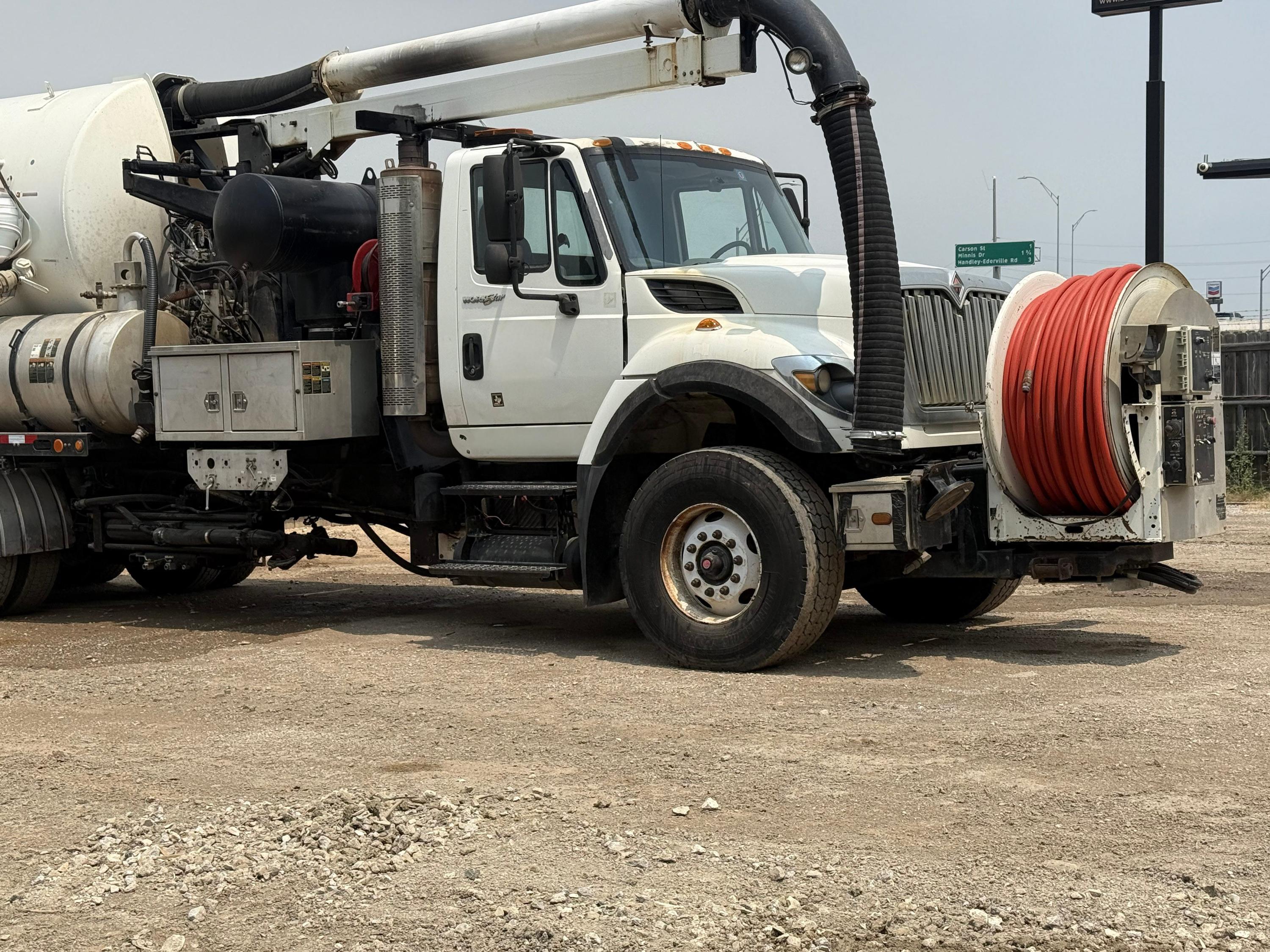 2011 International Vactor Hydrovac - image 2
