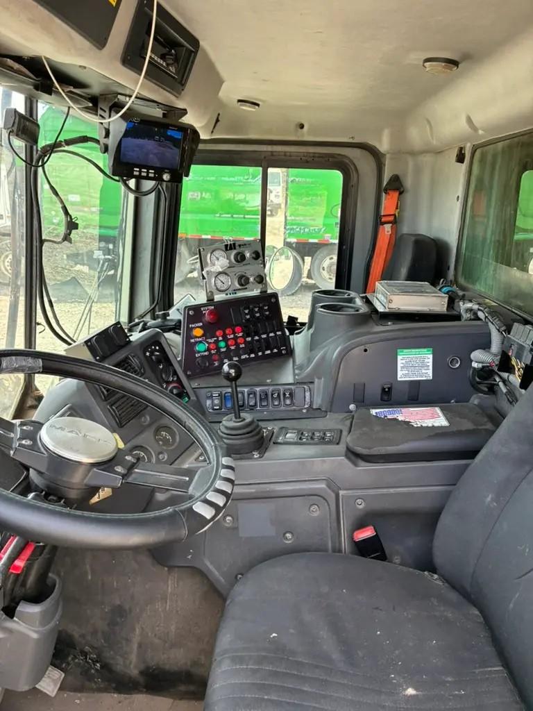 2017 Mack Heil Front Loader - image 12