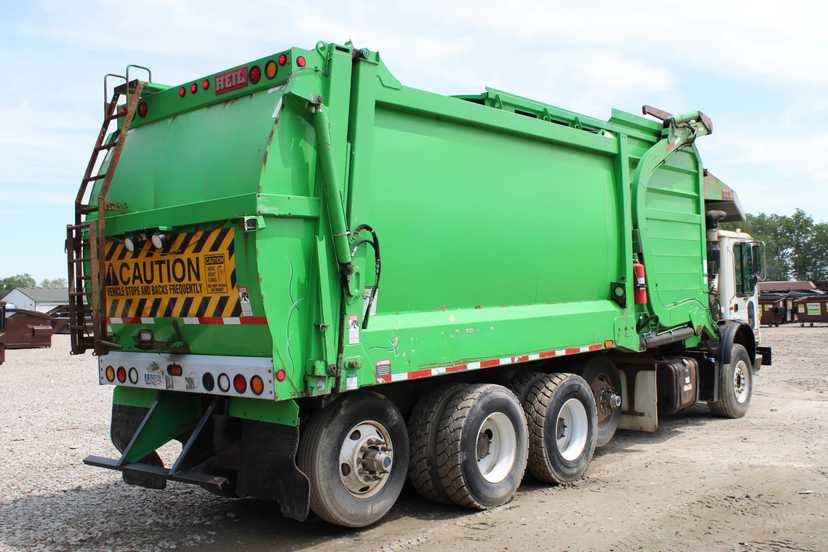 2017 Mack Heil Front Loader — photo 4