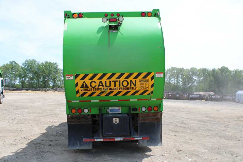 2020 Mack E-Z Pack Front Loader — photo 7