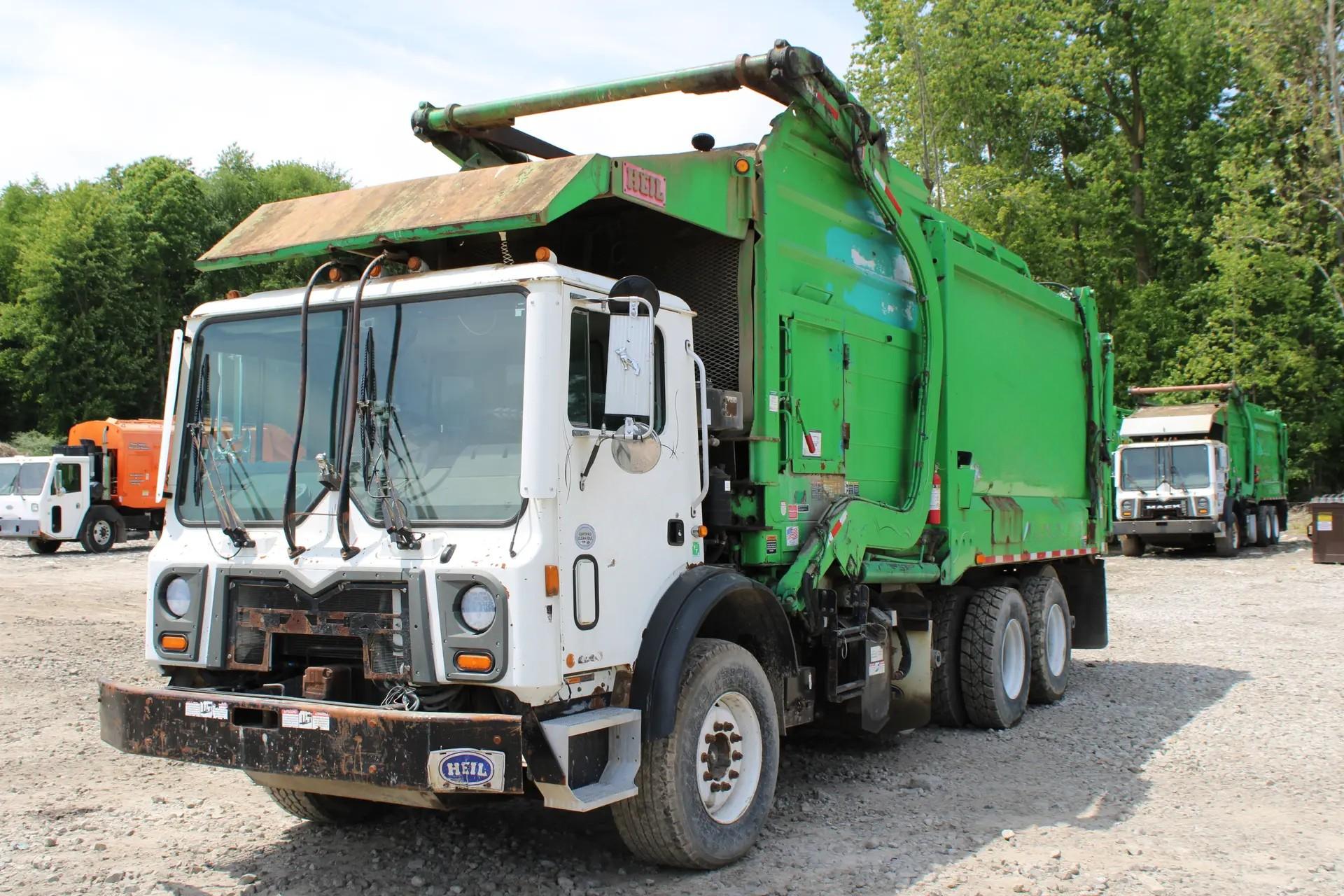 2017 Mack Heil Front Loader - image 1