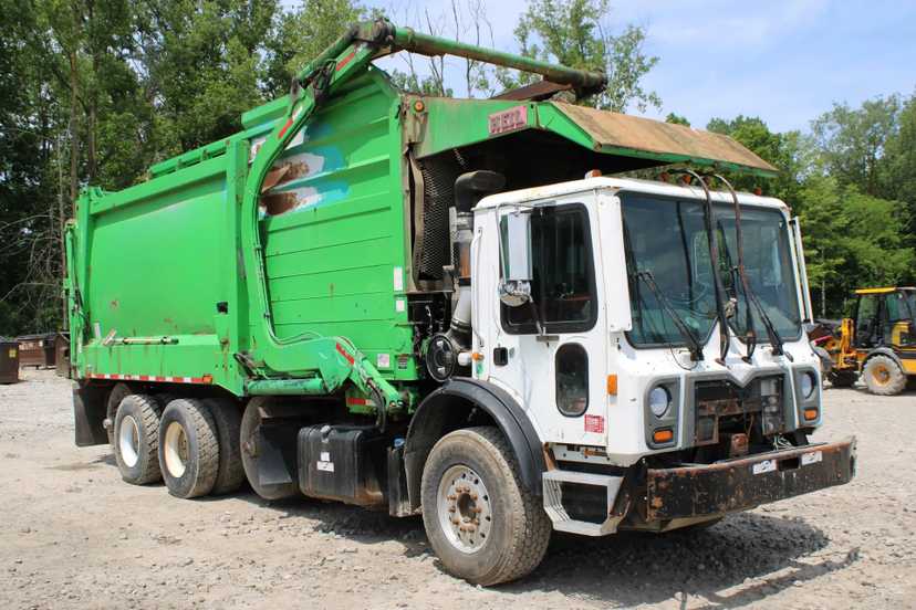 2017 Mack Heil Front Loader — photo 3